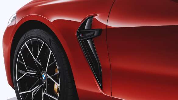 Specyficzne dla modeli M skrzela w kolorze czarnym. BMW M8 Competition Cabrio ze specyficznymi dla modeli M skrzelami w kolorze czarnym.