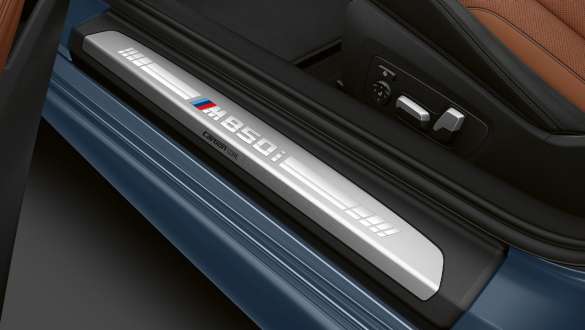 Listwa progowa z napisem „M850i”. Listwa progowa w BMW M850i xDrive Coupé z napisem „M850i”.
