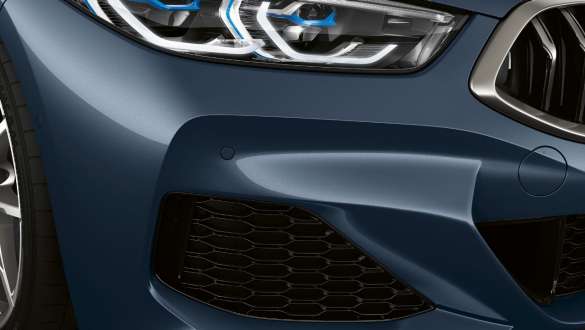 Wloty powietrza pakietu aerodynamicznego M. BMW M850i xDrive Coupé w metalizowanym kolorze niebieskim Barcelona z pakietem aerodynamicznym M, wloty powietrza.