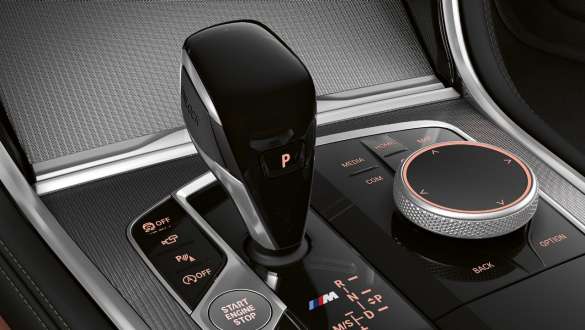 Szklana aplikacja „CraftedClarity”. BMW M850i xDrive, wnętrze, szczegółowe ujęcie wybieraka biegów ze szklaną aplikacją 'CraftedClarity'.
