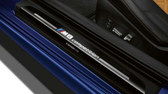 Listwa progowa z napisem „M8 Competition”. Listwa progowa BMW M8 Competition Coupé z napisem „M8 Competition”.