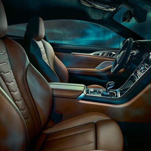 BMW M850i xDrive Coupé, wnętrze. BMW M850i xDrive Coupé, wnętrze z fotelami wielofunkcyjnymi z rozszerzoną tapicerką BMW Individual ze skóry Merino w kolorze truflowym/czarnym.