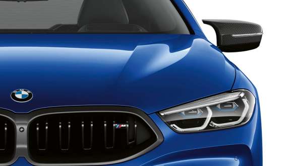 Atrapa chłodnicy M i lusterka zewnętrzne M BMW M850i xDrive Coupé G15 LCI modernizacja 2022 BMW M850i xDrive Coupé G15 LCI modernizacja 2022 niebieski Portimao M metalizowany widok z przodu atrapa chłodnicy M i lusterka zewnętrzne M