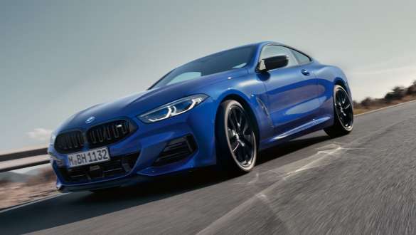 Zintegrowany aktywny układ kierowniczy BMW M850i xDrive Coupé G15 LCI modernizacja 2022 BMW M850i xDrive Coupé G15 LCI modernizacja 2022 niebieski Portimao M metalizowany przedni półprofil podczas jazdy zintegrowany aktywny układ kierowniczy