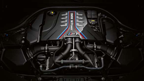 8-cylindrowy silnik benzynowy M TwinPower Turbo BMW M8 Competition Coupé F92 LCI 2022 BMW M8 M Competition Coupé F92 LCI modernizacja 2022 8-cylindrowy silnik benzynowy M TwinPower Turbo zbliżenie osłona silnika