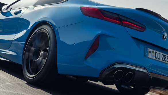 M xDrive BMW M8 Competition Coupé F92 LCI modernizacja 2022 BMW M8 Competition Coupé F92 LCI modernizacja 2022 niebieski Daytona Beach niemetalizowany podczas jazdy widok z tyłu ujęcie z dołu M xDrive