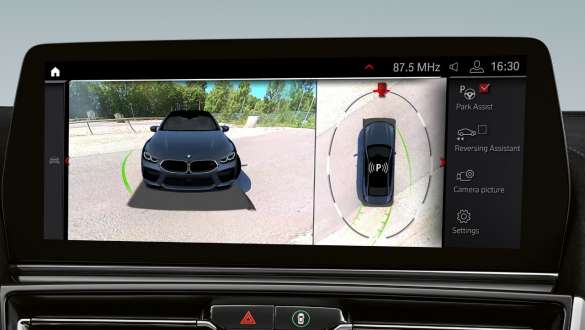 Asystent parkowania plus BMW serii 8 Gran Coupé modele M F93 LCI modernizacja 2022 BMW serii 8 Gran Coupé modele M F93 LCI modernizacja 2022 asystent parkowania plus wyświetlacz kontrolny