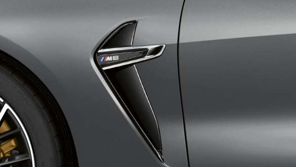 Skrzela M w błyszczącym chromie BMW M8 Gran Coupé F93 LCI modernizacja 2022 BMW M8 Gran Coupé F93 LCI modernizacja 2022 mroźny czysty szary BMW Individual metalizowany skrzela M w błyszczącym chromie zbliżenie