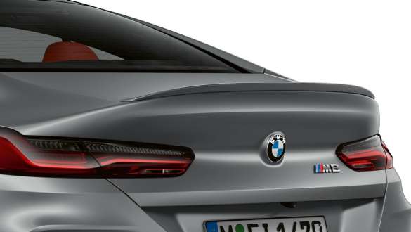 Spojler tylny M w kolorze karoserii BMW M8 Gran Coupé F93 LCI modernizacja 2022 BMW M8 Gran Coupé F93 LCI modernizacja 2022 mroźny czysty szary BMW Individual metalizowany spojler tylny M w kolorze karoserii zbliżenie