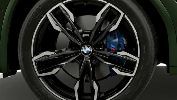 Sportowe hamulce M BMW X3 M40i M40d G01 LCI modernizacja 2021 BMW X3 M40i M40d G01 LCI modernizacja 2021 zielony malachit metalizowany sportowe hamulce M zbliżenie koło