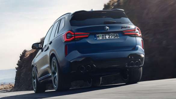 M xDrive BMW X3 M Competition F97 LCI modernizacja 2021 BMW X3 M Competition F97 LCI modernizacja 2021 mroźny niebieski Marina Bay metalizowany podczas jazdy widok z tyłu widok z dołu M xDrive