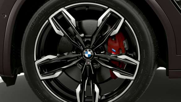 Sportowe hamulce M BMW X4 M40i M40d G02 LCI 2021 BMW X4 M40i M40d G02 LCI modernizacja 2021 sportowe hamulce M zbliżenie