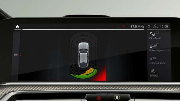 BMW X6 M z asystentem parkowania plus F96 Asystent parkowania plus BMW X6 M F96 2020 SUV wnętrze