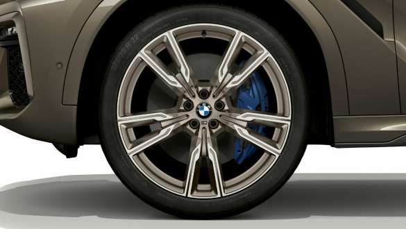 BMW X6 M50i zbliżenie na obręcz ze stopów lekkich G06 BMW X6 M50i wygląd zewnętrzny obręcz ze stopów lekkich G06 2018 SUV