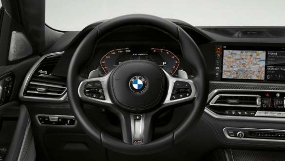 BMW X6 M50i wnętrze kierownica skórzana M G06 Zbliżenie BMW X6 M50i M50d G06 2018 SUV wnętrze kierownica skórzana M