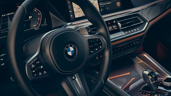 BMW X6 M50i sportowa skrzynia Steptronic G06 BMW X6 M50i G06 2018 SUV sportowa skrzynia Steptronic kokpit kierownica skórzana M
