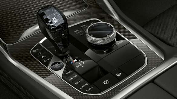 BMW X6 M50i dźwignia biegów ze znaczkiem M G06 Zbliżenie BMW X6 MM50i wnętrze dźwignia biegów ze znaczkiem M G06 2018 SUV