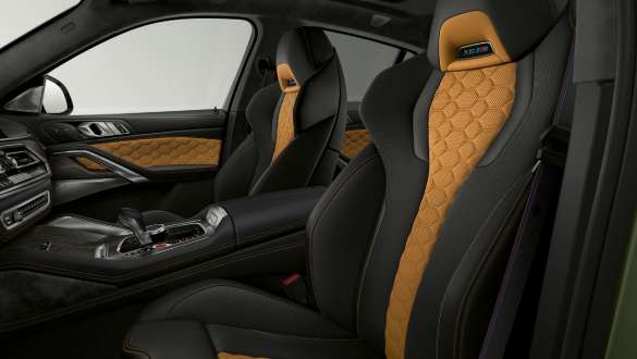 Fotele wielofunkcyjne M w BMW X6 M Competition F96 Fotele wielofunkcyjne M w tapicerce ze skóry Merino w BMW X6 M Competition F96 2020 SUV wnętrze