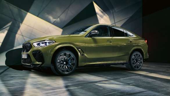 BMW X6 M Competition z napędem M xDrive F96 BMW X6 M Competition z napędem M xDrive lakier specjalny BMW Individual Urban Green F96 2020 SUV widok z boku