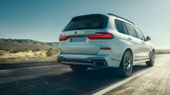 BMW X7 M z Executive Drive Pro G07 2019 BMW X7 M z systemem regulacji układu jezdnego Executive Drive Pro G07 2019 tylny półprofil podczas jazdy