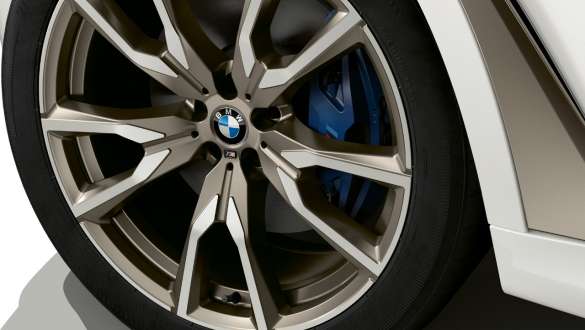 BMW X7 M ze sportowymi hamulcami M G07 2019 BMW X7 M ze sportowymi hamulcami M G07 2019 zbliżenie na obręcz ze stopów lekkich