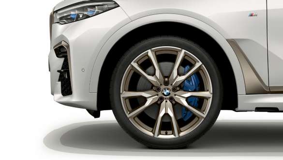 BMW X7 M z obręczami kół M ze stopów lekkich G07 2019 BMW X7 M z obręczami kół M ze stopów lekkich V Spoke 755 M G07 2019 zbliżenie obręczy koła