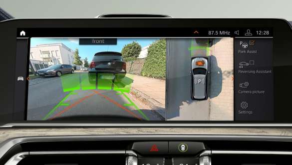 BMW X7 M z asystentem parkowania plus G07 2019 BMW X7 M z asystentem parkowania plus G07 2019 wyświetlacz centralny