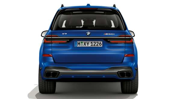 BMW X7 M60i xDrive G07 LCI mroźny niebieski Marina Bay widok z tyłu podczas postoju BMW X7 M60i xDrive G07 LCI mroźny niebieski Marina Bay widok z tyłu podczas postoju