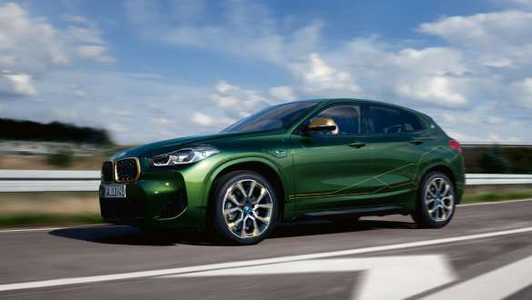 Hybryda plug-in BMW X2 xDrive25e F39 półprofil podczas jazdy Hybryda plug-in BMW X2 xDrive25e F39 półprofil podczas jazdy ulicą