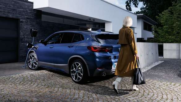 Hybryda plug-in BMW X2 xDrive25e F39 tylny półprofil podczas ładowania Hybryda plug-in BMW X2 xDrive25e F39 tylny półprofil podczas ładowania z modelem