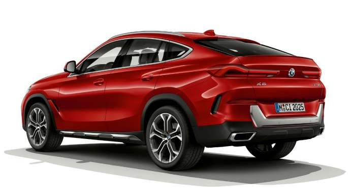 BMW X6 w wariancie BMW xLine, widok od tyłu. BMW X6 w wariancie BMW xLine w perspektywie półprofilu od tyłu.
