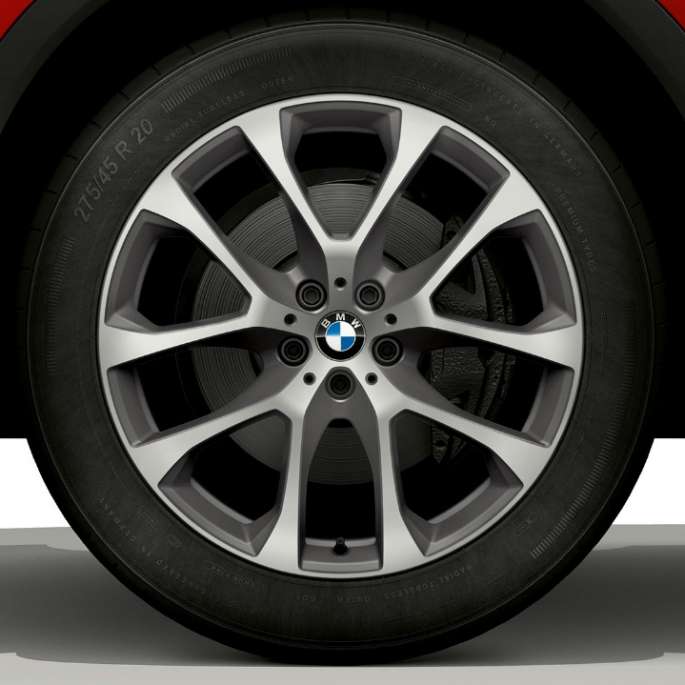 BMW X6 w wariancie BMW xLine, obręcze kół ze stopu lekkiego. BMW X6 w wariancie BMW xLine z widokiem obręczy ze stopu lekkiego.