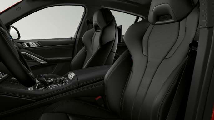 BMW X6 w wariancie BMW xLine, tapicerka. Wnętrze BMW X6 w wariancie BMW xLine z widokiem tapicerki.