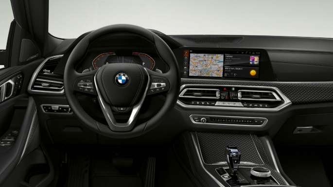 BMW X6 w wariancie BMW xLine, kokpit. BMW X6 w wariancie BMW xLine, widok skupiony na kokpicie.
