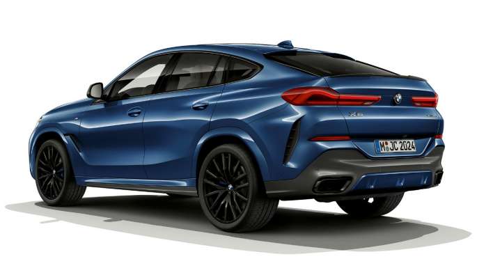BMW X6 z pakietem M Sport, widok od tyłu. BMW X6 z pakietem M Sport w perspektywie półprofilu od tyłu.