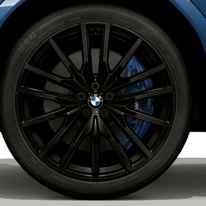 BMW X6 z pakietem M Sport, obręcze kół ze stopu lekkiego. BMW X6 z pakietem M Sport z widokiem obręczy ze stopu lekkiego.