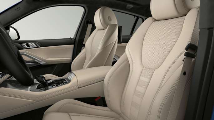 BMW X6 z pakietem M Sport, tapicerka. Wnętrze BMW X6 z pakietem M Sport z widokiem tapicerki.