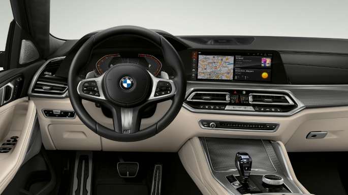 BMW X6 z pakietem M Sport, kokpit. Wnętrze BMW X6 z pakietem M Sport z widokiem kokpitu.