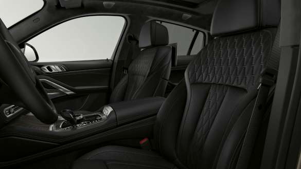 Fotele sportowe w BMW X6. Wnętrze BMW X6 z widokiem na sportowe fotele.