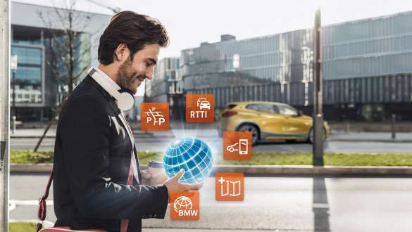 Mężczyzna trzymający pakiet ConnectedPackage Professional. Mężczyzna trzymający w dłoni pakiet ConnectedPackage Professional.