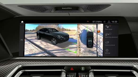 Wyświetlacz Head-Up Display z asystentem parkowania Plus. Kokpit BMW X6 z widokiem asystenta parkowania Plus na wyświetlaczu Head-Up Display.