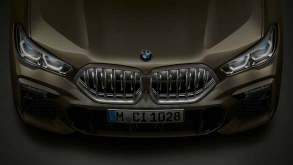 Przód BMW X6. Zbliżenie na przód BMW X6 z atrapą chłodnicy BMW z efektem „Iconic Glow” z lotu ptaka.