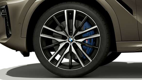 BMW X6 z widokiem obręczy ze stopu lekkiego. Wygląd zewnętrzny BMW X6 z pokazaną obręczą kół ze stopu lekkiego.