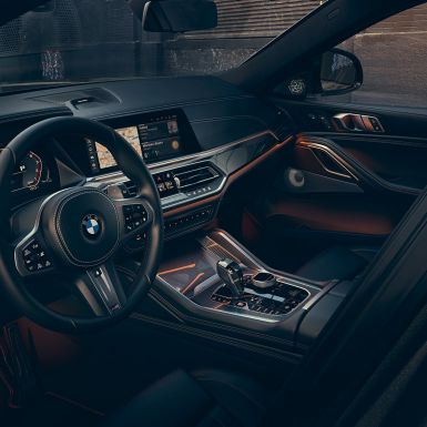 Kokpit z widokiem 12,3-calowych wyświetlaczy. Kokpit BMW X6 z widokiem 12,3-calowych wyświetlaczy.