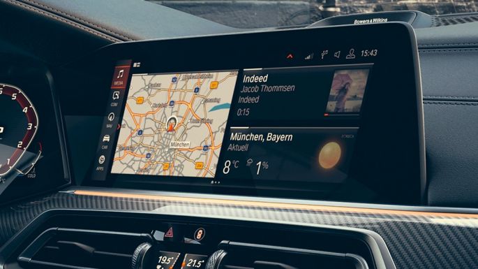 Kokpit z widokiem 12,3-calowych wyświetlaczy. Kokpit BMW X6 z widokiem 12,3-calowych wyświetlaczy.