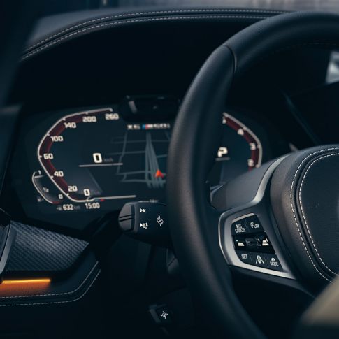 Systemy wspomagające kierowcę BMW. Zbliżenie wnętrza BMW z widokiem zestawu wskaźników.