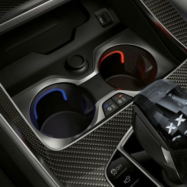 Uchwyt na napój z regulacją temperatury. Zbliżenie wnętrza BMW z widokiem uchwytu na napój z regulacją temperatury.