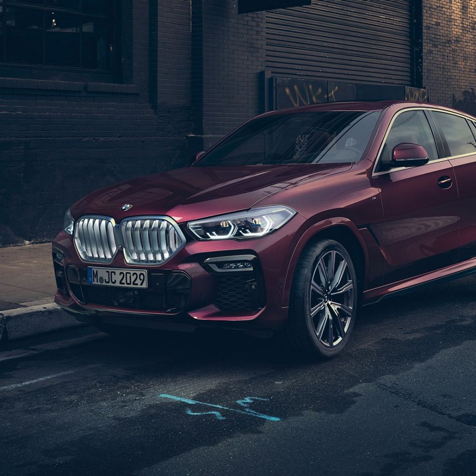 Wygląd zewnętrzny BMW X6 Individual. BMW X6 Individual stojący w miejscu w ujęciu z półprofilu od przodu.
