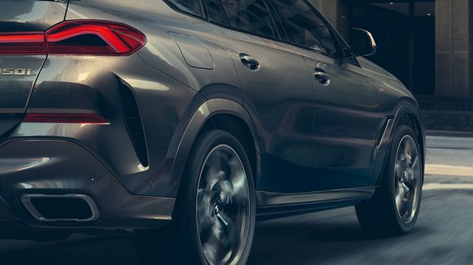 Adaptacyjne zawieszenie M Professional. Ujęcie BMW X6 w półprofilu od tyłu.