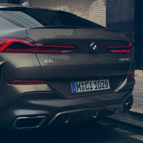 Sportowy układ wydechowy M w BMW X6. Zbliżenie na sportowy układ wydechowy M w BMW X6.